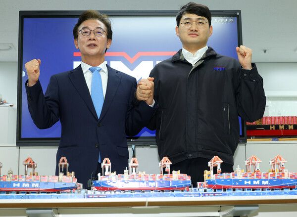 전재수 더불어민주당 부산시장 후보가 7일 부산 중구 HMM 해상노조 사무실에서 열린 전정근 HMM 해상노조 위원장 선거대책위원장 수락식에서 전 위원장과 손을 맞잡고 있다. [연합뉴스]