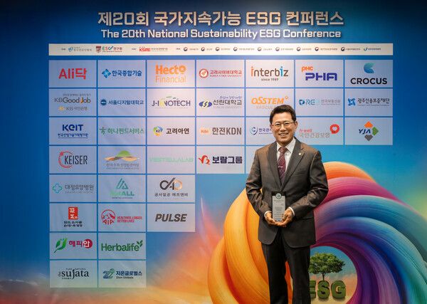김기태 보람상조 대표이사가 시상식 후 기념촬영을 하고 있다. [보람그룹]