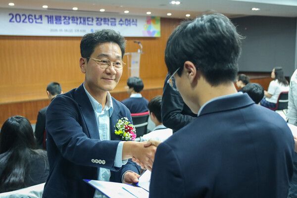 이승찬 계룡장학재단 이사장이 고등학생‧대학생에게 장학증서와 장학금을 전달하고 있다. [계룡건설]
