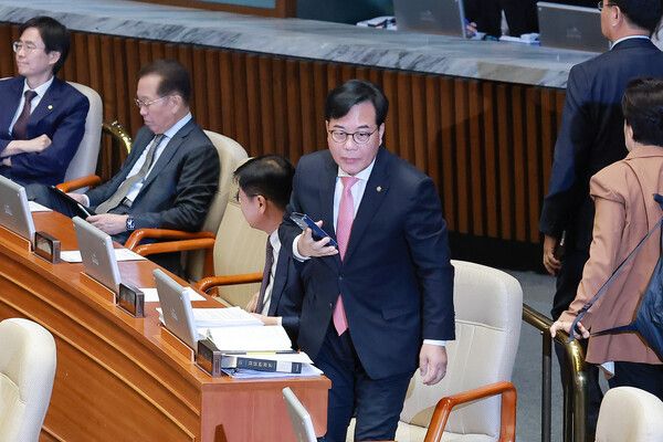 8일 국회에서 열린 5월 임시국회 제2차 본회의에서 국민의힘 송언석 원내대표와 의원들이 우원식 국회의장 발언을 듣던 중 본회의장을 떠나고 있다. [연합뉴스]