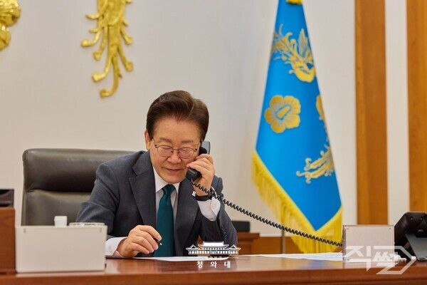 이재명 대통령이 7일 롭 예튼 네덜란드 총리와 통화를 하며 취임을 축하했다.&nbsp;[청와대]