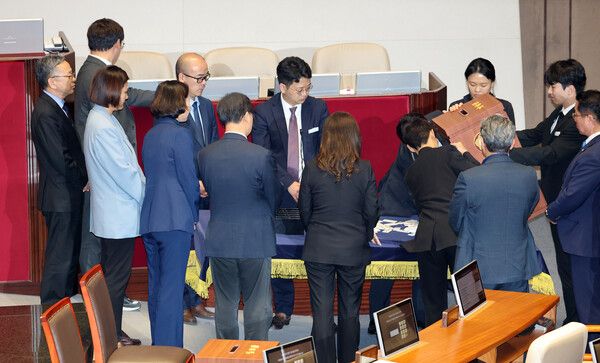 7일 국회에서 열린 5월 임시국회 제1차 본회의에서 감표 위원들이 대한민국 헌법 개정안에 투표한 의원 명패를 세고 있다.이날 헌법 개정안은 국민의힘의 불참으로 '투표 불성립'이 선언됐다. [연합뉴스]