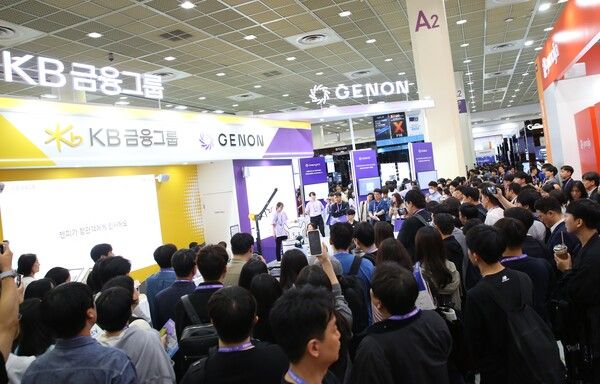 서울 코엑스에서 열린 ‘AI EXPO KOREA 2026’에 마련된 KB금융그룹-제논(GENON) 공동 부스에서 관람객이 시연을 관람하고 있다. [KB금융그룹]