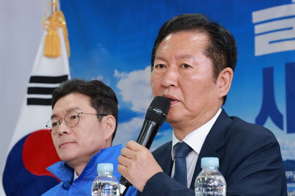 더불어민주당 정청래 대표가 8일 서울 송파구 민주당 조재희 송파구청장 후보 선거사무소에서 열린 현장 최고위원회의에 참석해 발언하고 있다. [연합뉴스]