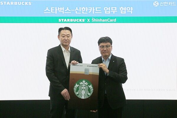 박창훈 신한카드 사장(오른쪽)과 손정현 스타벅스 코리아 대표이사가 7일 서울 중구 신한카드 본사에서 업무협약을 체결하고 기념사진을 촬영하고 있다. [신한카드]