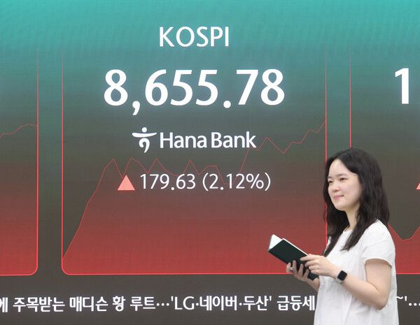 1일 서울 중구 하나은행 딜링룸 모습. [연합뉴스]