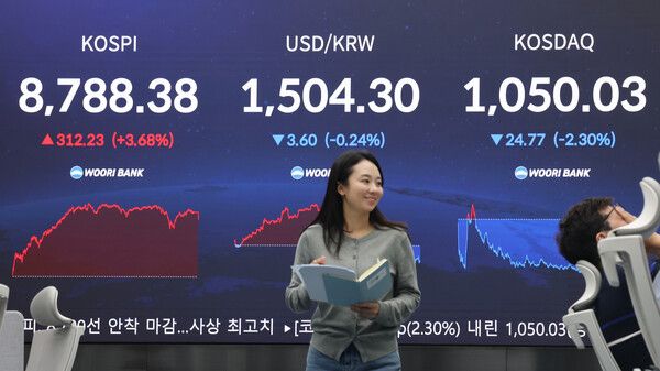 1일 서울 우리은행 딜링룸 모습. [연합뉴스]