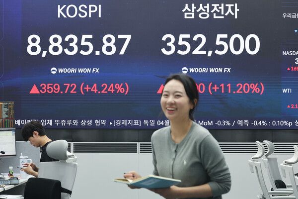 1일 서울 우리은행 딜링룸 모습. [연합뉴스]