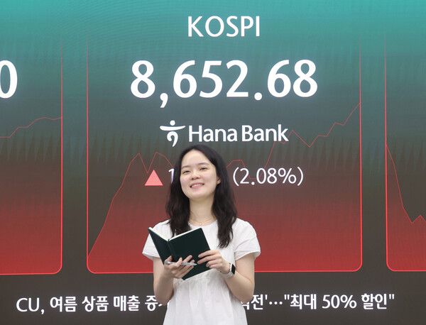 1일 서울 중구 하나은행 딜링룸 모습. [연합뉴스]