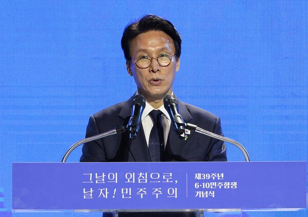 김민석 국무총리가 10일 서울 용산구 민주화운동기념관에서 열린 제39주년 6ㆍ10민주항쟁 기념식에서 기념사를 하고 있다. [연합뉴스]