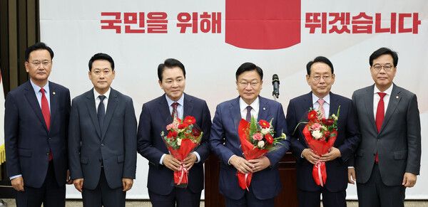 10일 국회에서 열린 국민의힘 원내대표 선출 의원총회에서 신임 원내대표로 당선된 정점식 의원을 비롯한 참석자들이 기념 촬영을 하고 있다. 왼쪽부터 선거관리위원장인 유상범 의원, 장동혁 대표, 성일종 의원, 정 신임 원내대표, 김도읍 의원, 송언석 전 원내대표. [연합뉴스]