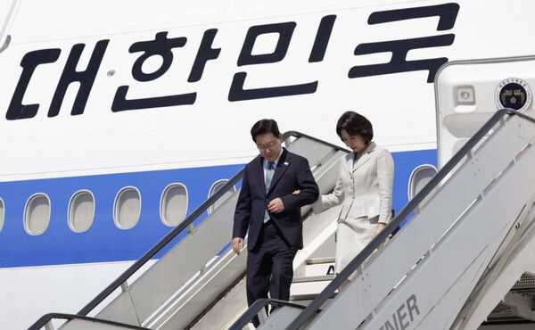 벨기에를 방문한 이재명 대통령과 김혜경 여사가 9일(현지시간) 브뤼셀 멜스부르크 공군 기지에 도착한 공군 1호기에 내리고 있다. [연합뉴스]