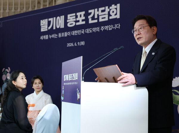 이재명 대통령이 9일(현지시간) 벨기에 브뤼셀 한 호텔에서 열린 동포 만찬간담회에서 인사말을 하고 있다. [연합뉴스]