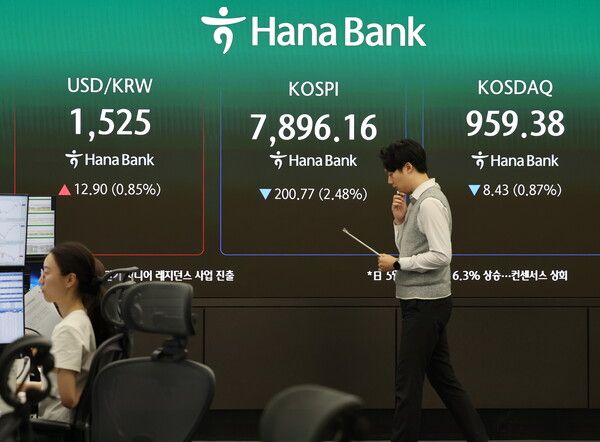 10일 서울 중구 하나은행 딜링룸 모습. [연합뉴스]