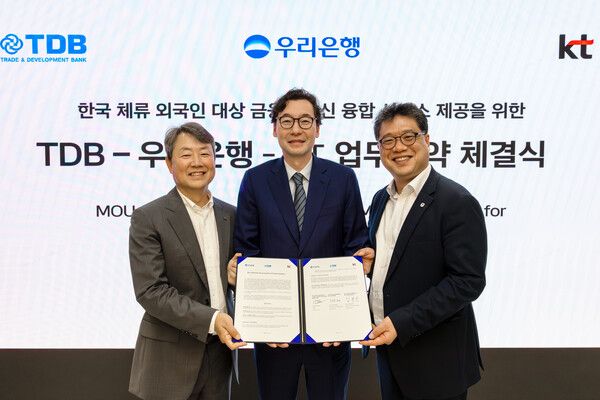 10일 광화문&nbsp;KT&nbsp;본사에서&nbsp;(오른쪽부터)&nbsp; 이해광 우리은행 개인그룹장,&nbsp;오르콘 아넌 몽골 무역개발은행 은행장, 김봉균&nbsp;KT Enterprise&nbsp;부문장이 협약식을 마친 뒤 기념 촬영을 하고 있다.