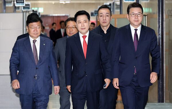 국민의힘 장동혁 대표와 정점식 원내대표, 최고위원들이 11일 국회에서 열린 최고위원회의에 입장하고 있다. [연합뉴스]