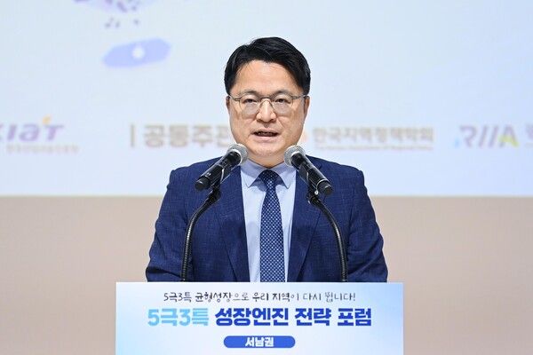 문신학 산업통상부 차관이 10일 광주 북구 인공지능산업융합사업단 컨퍼런스홀에서 열린 5극3특 성장엔진 전략포럼에서 인사말을 하고 있다. [연합뉴스]