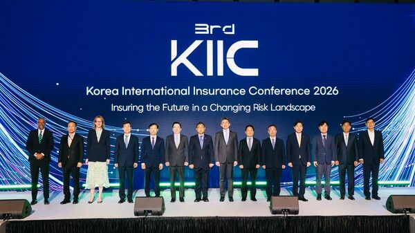 (왼쪽부터) 로샨 페레라(Roshan Perera) 갤러거 APAC CEO, 이흥수 UIB 보험중개 대표, 트레이시 리 쿠스(Tracy-Lee Kus) Aon EMEA Co-CEO, 김헌수 보험연구원 원장, 박진호 보험개발원 부원장, 나채범 한화손해보험 사장, 서영일 금융감독원 부원장보, 안창국 금융위원회 상임위원, 이문화 삼성화재 사장, 이승우 화재보험협회 부이사장, 이병래 손해보험협회 회장, 하태경 보험연수원 원장, 구경태 마쉬코리아 대표, 강두석 LK보험중개 대표. [삼성화재]