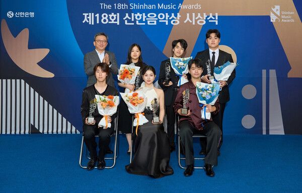 지난 11일 서울 강남구 역삼동 소재 신한아트홀에서 진행된 제18회 신한음악상 시상식에서 정상혁 신한은행장(뒷줄 왼쪽 첫번째)과 수상자들이 기념촬영을 하고있다. [신한은행]