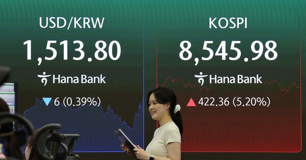 15일 서울 중구 하나은행 딜링룸 모습. [연합뉴스]