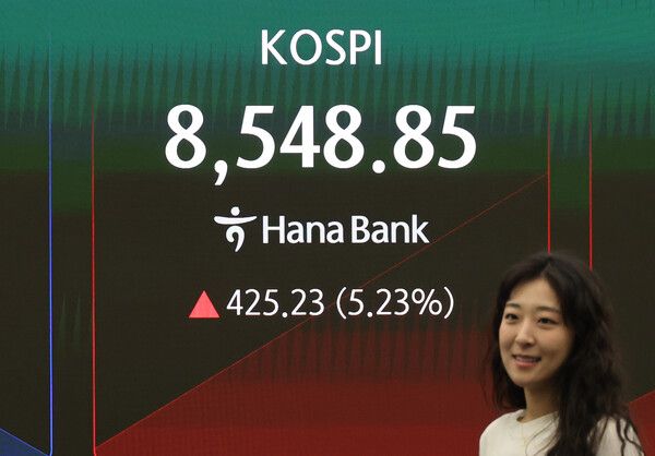 15일 서울 중구 하나은행 딜링룸 모습. [연합뉴스]