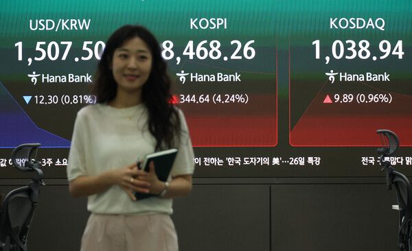 15일 서울 중구 하나은행 딜링룸 모습. [연합뉴스]