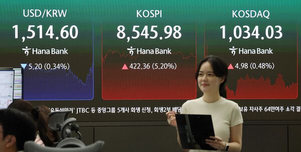 15일 서울 중구 하나은행 딜링룸 모습. [연합뉴스]