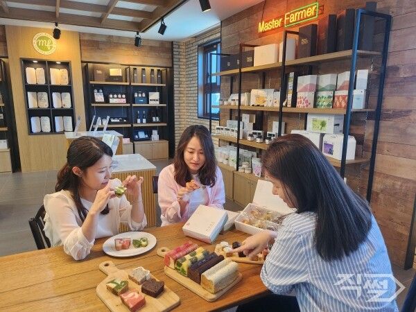 사색 파운드케이크 ‘사색비슬’ 시식 모습. [달성군청]
