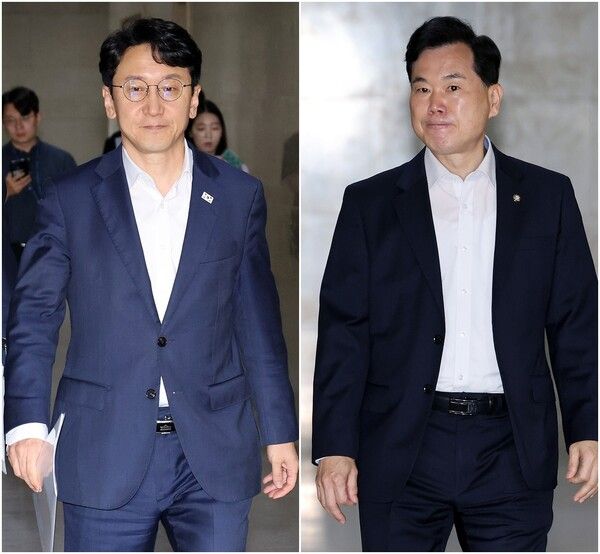 더불어민주당 천준호 원내운영수석부대표(왼쪽)와 국민의힘 원내운영수석부대표에 내정된 김승수 의원이 12일 국회 운영위원장실에서 회동하기 위해 이동하고 있다. [연합뉴스]