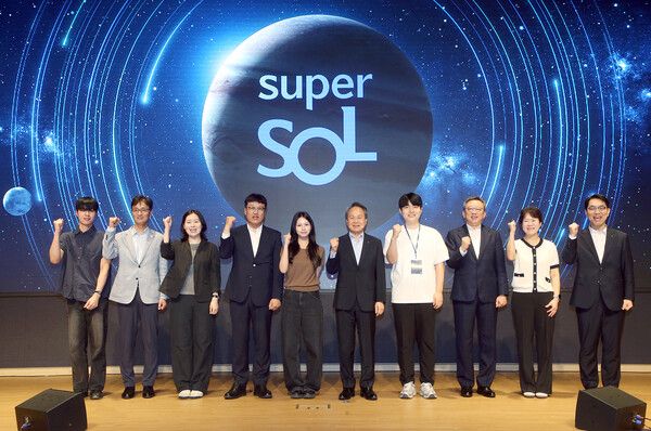 신한금융그룹(회장 진옥동)은 17일 서울 중구 신한금융 본사에서 ‘신한 슈퍼SOL Open Day – 내 손 안의 금융 우주를 만나다’ 행사를 개최하고 은행·증권·카드·라이프 고객과 그룹 CEO들이 참석한 가운데 ‘신한 슈퍼SOL’을 공개했다.이날 행사에 참석한 (사진 왼쪽에서 두번째)이선훈 신한투자증권 사장, (사진 왼쪽에서 네번째)박창훈 신한카드 사장, (사진 왼쪽에서 여섯번째)진옥동 신한금융그룹 회장, (사진 왼쪽에서 여덟번째)정상혁 신한은행장, (사진 왼쪽에서 열번째)천상영 신한라이프 사장이 고객들과 함께 기념촬영을 하고 있다. [신한금융그룹]