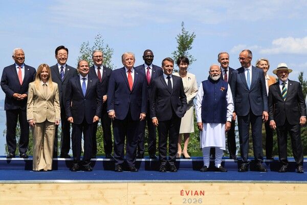 프랑스에 모인 G7과 한국 등 5개 초청국 정상 단체 사진. [AFP = 연합뉴스]