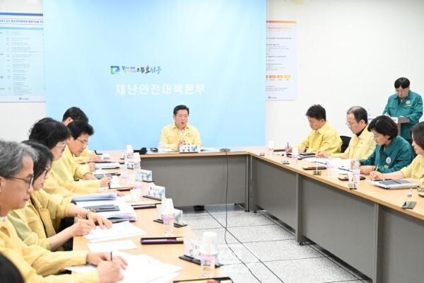 광주 남구 재난안전상황실에서 김병내 청장이&nbsp; 관련 부서장들과 함께 여름철 자연재난에 선제적으로 대비하기 위해 기상 전망 및 재난 대응 추진상황 공유 등 여름철 집중호우·대비 대처상황 점검회의를 하고 있다.&nbsp; [광주 남구]