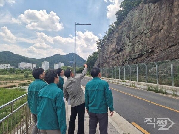 대구 동구 여름철 자연재난 대비 급경사지 현장점검 모습. [대구 동구청]