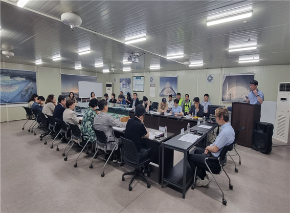 문화예술계 관계자와 시민 대표들이 부산 북항 오페라하우스 현장상황실에서 열린 문화예술 현안 시민소통간담회에 참석해 의견을 나누고 있다. [전재수 인수위원회]