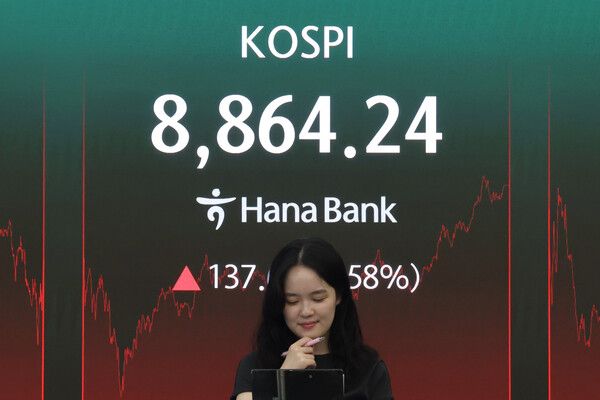 17일 서울 중구 하나은행 딜링룸 모습. [연합뉴스]