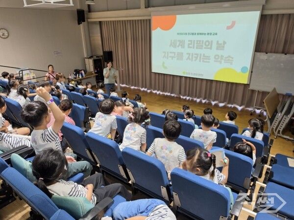 의성군 탄소중립지원센터가 유치원생 60여명 대상으로 친환경충전소 체험 및 자원순환 교육을 실시하고 있다. [의성군]