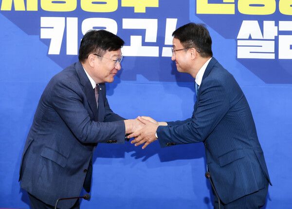 더불어민주당 한병도 원내대표(오른쪽)가 지난 11일 국회 원내대표실에서 취임 인사차 방문한 국민의힘 정점식 신임 원내대표를 맞아 반갑게 악수하고 있다. [연합뉴스]