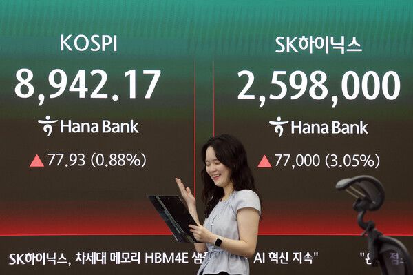 18일 서울 중구 하나은행 딜링룸 모습. [연합뉴스]