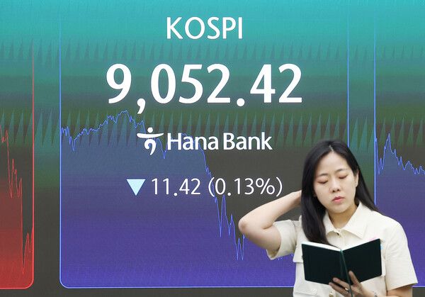 19일 서울 중구 하나은행 딜링룸 모습. [연합뉴스]