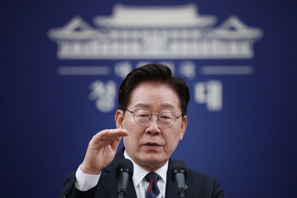 이재명 대통령이 19일 청와대 춘추관에서 열린 G7 참석·유럽 순방 결과 브리핑에서 취재진 질문에 답하고 있다. [연합뉴스]