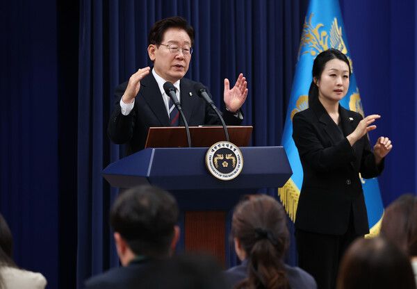 이재명 대통령이 19일 청와대 춘추관에서 열린 G7참석·유럽순방 결과 브리핑에서 취재진 질문에 답하고 있다. [연합뉴스]
