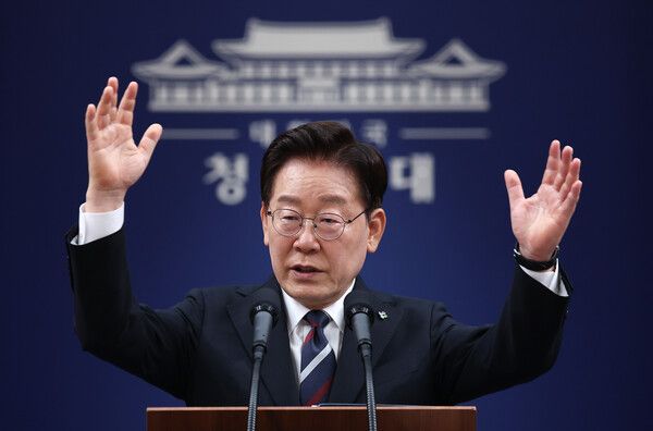 이재명 대통령이 19일 청와대 춘추관에서 열린 G7 참석·유럽 순방 결과 브리핑에서 취재진 질문에 답하고 있다. [연합뉴스]