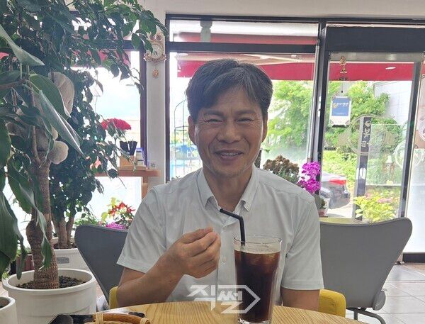 김성보 나주시의원 당선자가 직썰과 인터뷰에서 의정활동 계획과 공약에 대해 설명하고 있다.&nbsp; [임현택 기자]