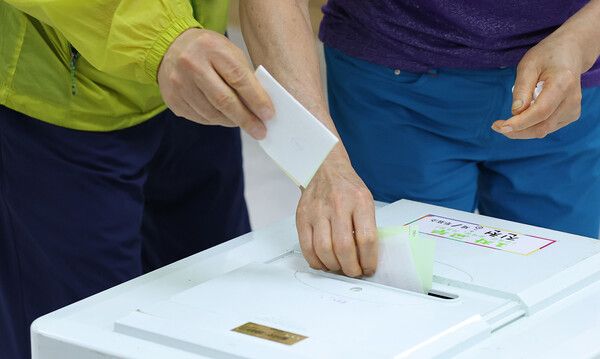 제9회 전국동시지방선거 본 투표일인 3일 대구 달서구 진천동행정복지센터에 마련된 투표소에서 유권자가 투표하고 있다. [연합뉴스]