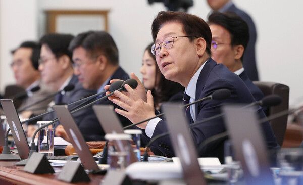 이재명 대통령이 2일 청와대에서 열린 국무회의 겸 비상경제점검회의에서 발언하고 있다. [연합뉴스]
