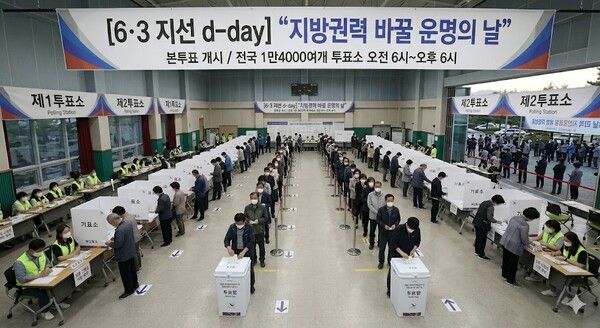 앞으로 4년간 풀뿌리 민주주의를 현장에서 지휘하고 지역 경제의 활성화를 이끌 일꾼을 뽑는 ‘제9회 전국동시지방선거’와 국회의원 재·보궐선거의 본투표가 3일 오전 6시를 기해 전국 투표소에서 일제히 시작됐다. [제미나이·안중열 기자]