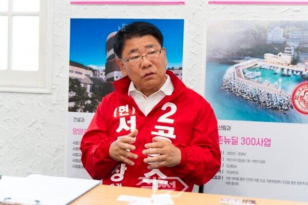 공한수 부산 서구청장 후보가 직썰과 인터뷰에서 의료산업 육성과 원도심 재생 방안에 대해 설명하고 있다. [전현준 기자]