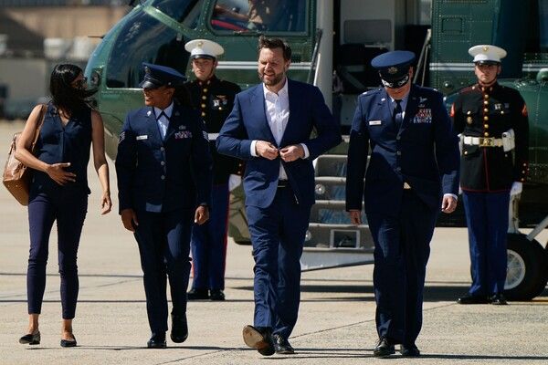 JD 밴스 미국 부통령이 메릴랜드주 합동기지 앤드루스(Joint Base Andrews)에 도착해 대통령 전용 헬기인 '마린 투(Marine Two)'에서 내리고 있다. [연합뉴스]