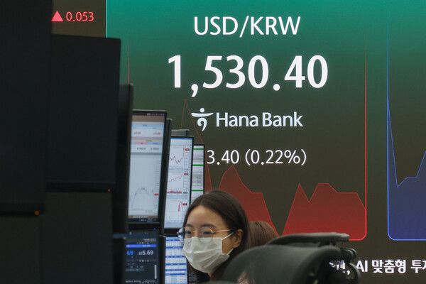 22일 서울 중구 하나은행 딜링룸 모습. [연합뉴스]