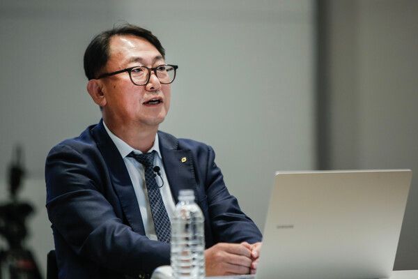 진승욱 대신증권 대표이사가 지난 19일 오후 본사에서 열린 ‘대표이사와의 대화’에서 임직원들과 소통하고 있다. [대신증권]